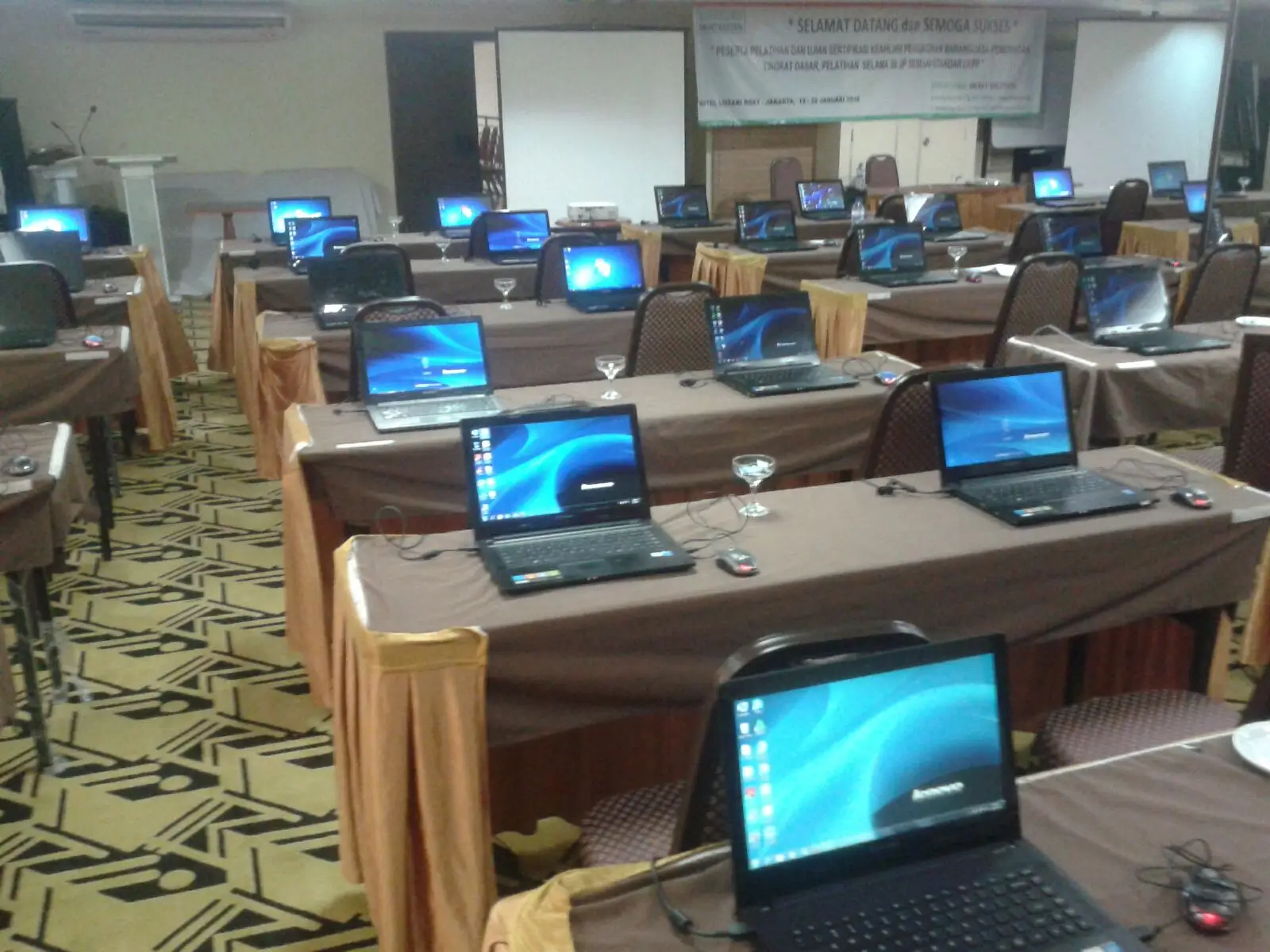 sewa laptop, sewa komputer, sewa proyektor, sewa tv