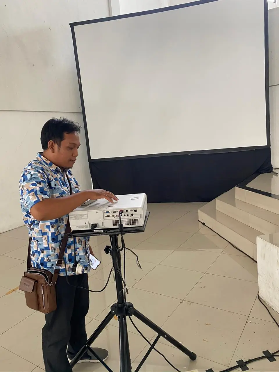 Sewa Screen Proyektor Surabaya Jawa Timur Ukuran 3x4 meter